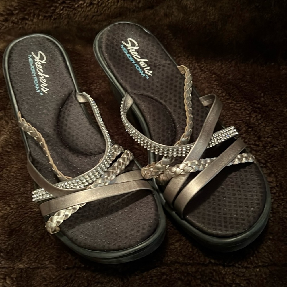 🖤PRICE DROP🖤Sketchers Memory Foam Sandals 2 inch heel. Excellent SIZE 10 🖤🩶